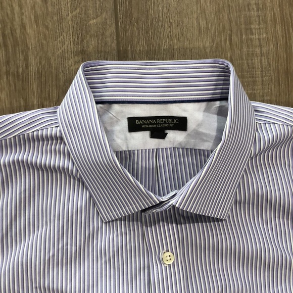Like new! - BANANA REPUBLiC Non-Iron Classic Fit 100% Cotton Button Down Shirt - Picture 4 of 10